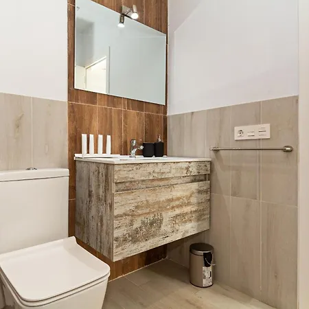 Modern House - Renovated & Cozy Apartment *