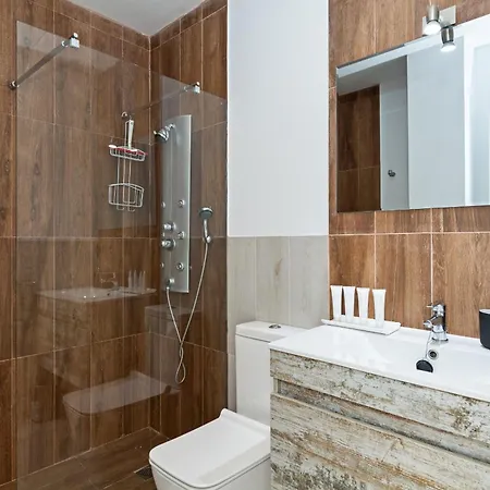 Modern House - Renovated & Cozy Apartment *