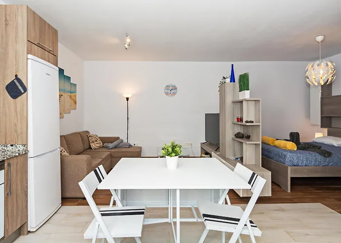 Modern House - Renovated & Cozy Apartamento